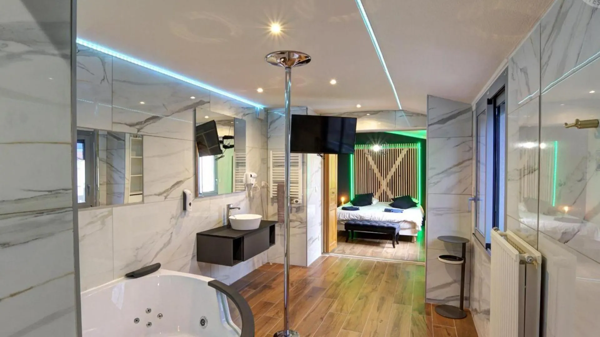 Apartment Appartement Moderne Avec Balcon, Parking Prive Et Espace Bien-Etre A Saint-Chamond - Fr-1-496-269
