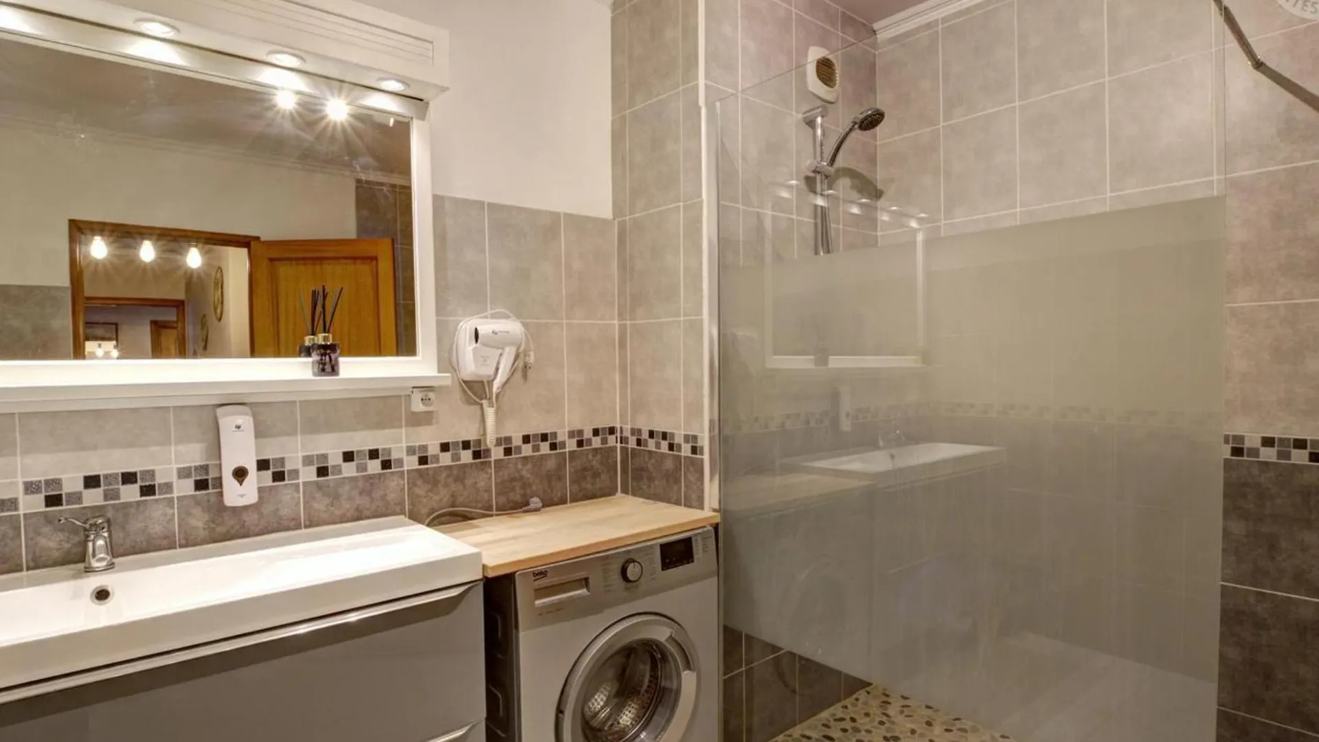 Appartement Moderne Avec Balcon, Parking Prive Et Espace Bien-Etre A Saint-Chamond - Fr-1-496-269